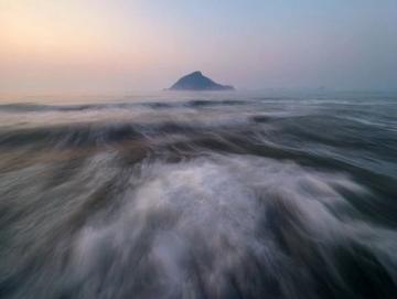 荣成海边拍照争议:禁令引发热议,平衡旅游管理与公众权利成焦点