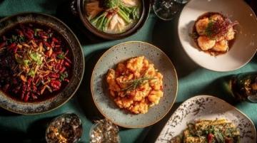 高平名吃店的超级美味:炒饽子、酸菜黑圪条和核桃肉的完美组合