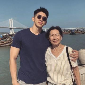 李大姐喜迎婆婆89岁寿辰,携夫返乡探亲孝心满满