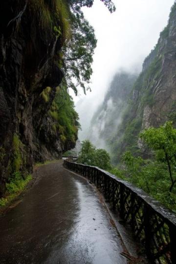 我们从金口河大峡谷出来后,踏入迤沙拉村,就好似走进了千年的时光隧道