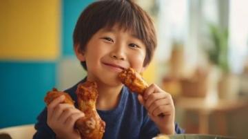 郝劭文妻子二胎生子,晒儿子吃鸡腿照笑翻网友