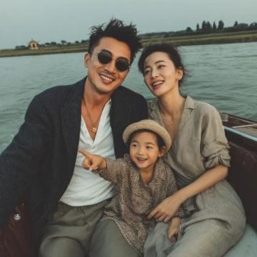 赖岳谦陪着妻子周玉琴回到福州庆祝生日,真是让人惊讶!周玉琴是福建人