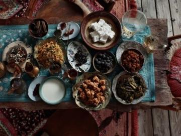 内蒙古特色美食：手抓羊肉、奶茶等不可错过的地方风味