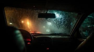 雨天安全行驶指南:降低车速、控好距离、亮尾灯