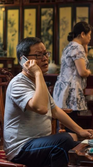 聚餐中贺峻霖突感不适,刘晓庆果断处理