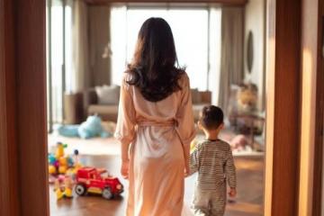 丈夫下午班返家时,照顾小孩