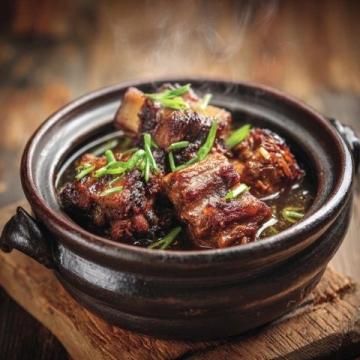 西峰下庄羊肉那可是一绝,清晨羊肉馆子就开始忙碌,大铁锅里羊肉汤翻滚