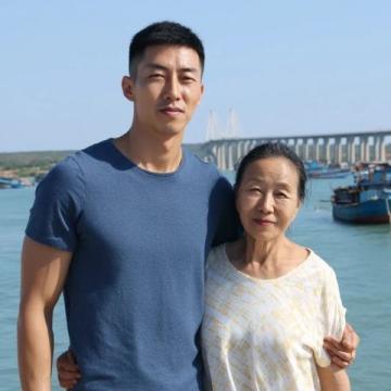 赖岳谦陪着妻子周玉琴回到福州庆祝生日,真是让人惊讶!周玉琴是福建人