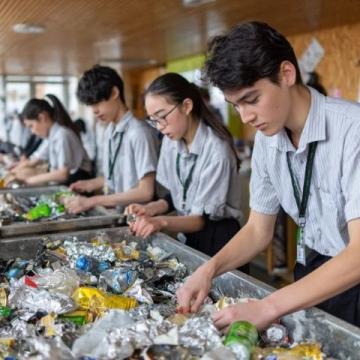 大连二十五中陪餐活动：舌尖上的温暖与守护