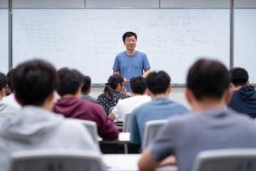 揭秘韦东奕走红背后:别让质疑声掩盖学术价值与影响力