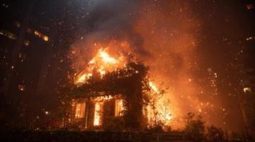 邯郸高层住宅发生火灾 消防栓无水可用