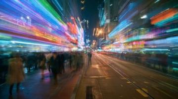 夜晚的汕头:华侨公园海滨长廊灯火璀璨,人流不息