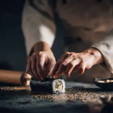 话说日本的美食那么多,那来到这边什么美食是一定不可错过的呢?!答案就是寿司生鱼