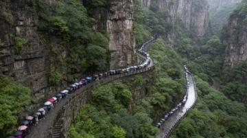 五一重庆银发游攻略：避坑指南+安全贴士，带父母玩转8D魔幻城之旅