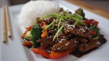 一周不重样的工作日午餐推荐：牛肉炒青椒配酸爽虾滑