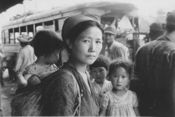 这是1945年11月份的一组珍贵老照片,拍摄于重庆路边的一家小吃店