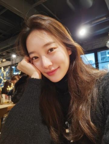 43岁女星车晓素颜逛街感叹25元酒贵，向往普通情侣生活
