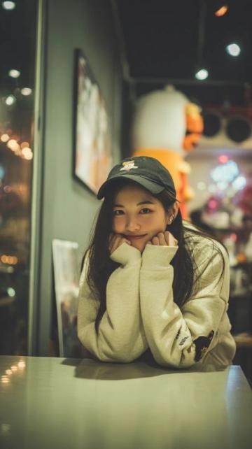 泪目！饭店里女孩求助邻座夫妻获暖心援助