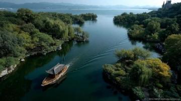 安徽探秘之旅:舒天阁顶览芜湖全景,古城美食小吃不容错过