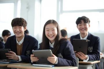 中考英语是许多学生关注的焦点，掌握核心知识点和应试技巧对提高成绩至关重要