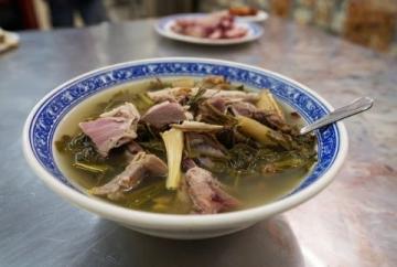 蚝烙:潮汕地区经典传统小吃,以新鲜生蚝为主要食材,佐以薯粉、鸡蛋煎制而成。