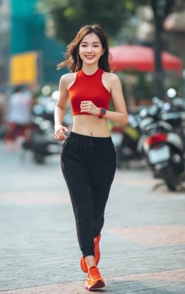 张含韵现身阿塞拜疆街头畅享美食腰身略显圆润