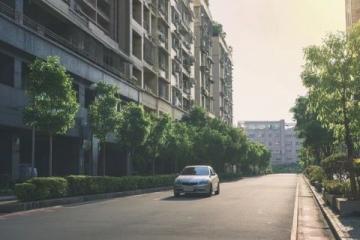 中山开发区小区门口设停车费闸口引发争议,官方回应将拆除收费设备