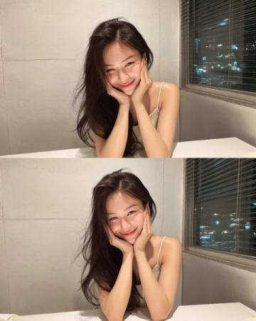 43岁女星车晓素颜逛街感叹25元酒贵，向往普通情侣生活
