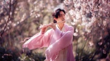 秦孟禄夫妇回高密赏梨花，共游春日美景故乡情深