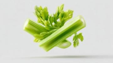 炒菜时摘下来的芹菜叶子大家不要再扔了,做蒸菜吃不仅能当主食