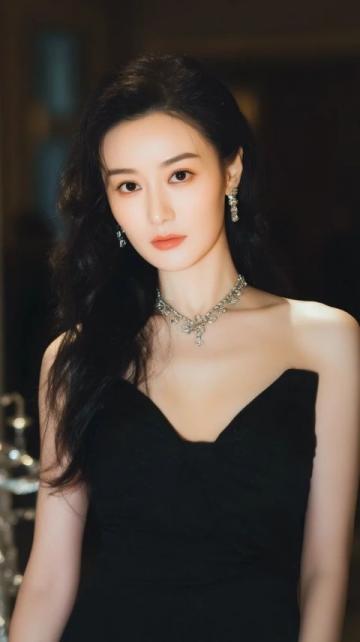 凉皮—大概是每一位在西安长大的女生都喜欢吃的小吃吧!什么秦镇米皮,汉中米皮