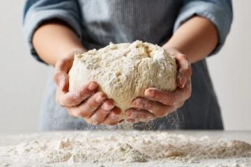 面团水量适当,加入适量烘烤粉,全面的面包呈现金黄酥脆