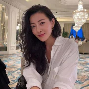 43岁女星车晓素颜逛街感叹25元酒贵，向往普通情侣生活