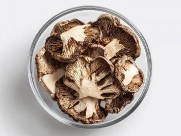 松蘑炒肉VS小白蘑菇炒肉:探寻北方家味中的菌香魅力