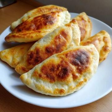 小云美食分享今天给大家分享一种家常馅饼的做法,薄皮大馅,非常好吃