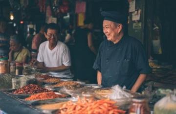 云南集市里的乡愁美食与山野风味