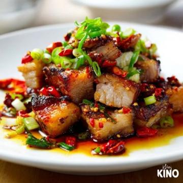 脆皮五花肉是一道特色鲜明的美食，因其独特的口感与风味而广受大众喜爱