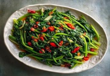 炒菜时摘下来的芹菜叶子大家不要再扔了,做蒸菜吃不仅能当主食