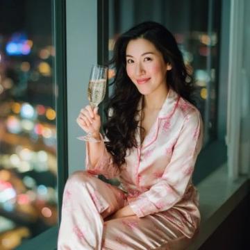 43岁女星车晓素颜逛街感叹25元酒贵，向往普通情侣生活