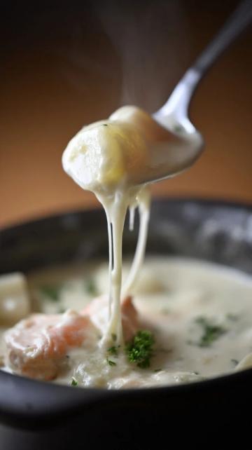 蚝烙:潮汕地区经典传统小吃,以新鲜生蚝为主要食材,佐以薯粉、鸡蛋煎制而成。