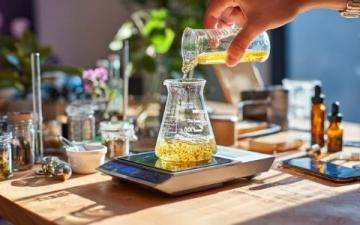 酒精灯使用时往酒精锅内添加酒精应注意什么