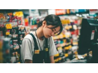 37岁杨颖境遇大不同从顶流跌落，为小店站台引唏嘘