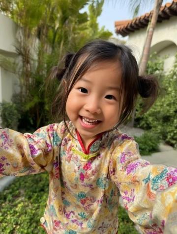 谢浩男妈妈许健华成功回归,带小女儿上学,还展示厨房神器