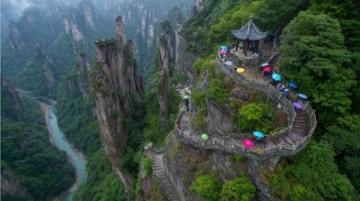 贵阳四绝:黔灵山生态仙境游、青岩古镇古韵探秘、甲秀楼夜色璀璨、民生路美食天堂