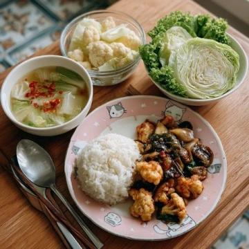 高平名吃店的超级美味:炒饽子、酸菜黑圪条和核桃肉的完美组合