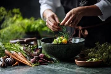 如何煮和晾晒新鲜芝麻叶:传统美食制作过程详解