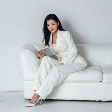 时尚编辑萌萌为筹夏刊熬夜奋战