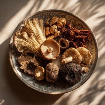 夏季美味佳肴：蒜香爆炒金针菇花甲螺