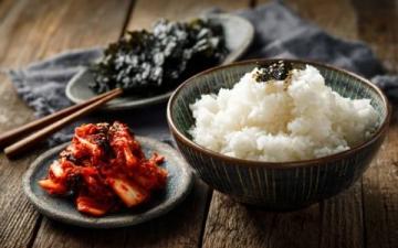 盘中鱿鱼被宝闺女一扫而光,鸡蛋饭也吃了大半碗!