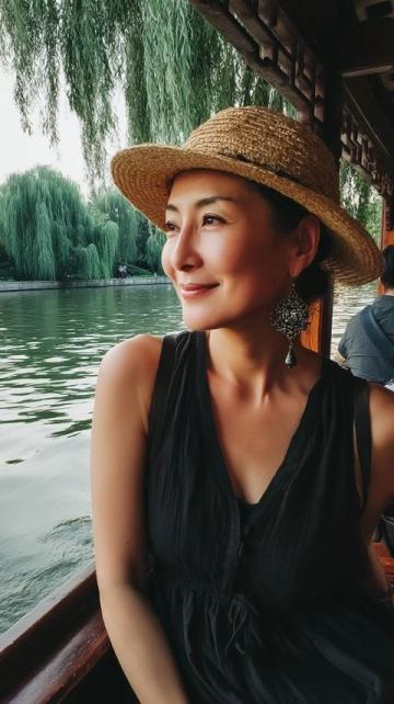 一名伊朗美女网红在游览桂林后，感慨万千的落泪了